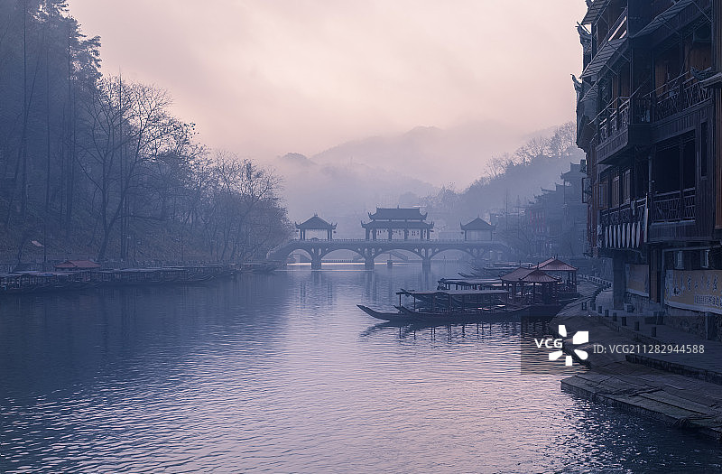 晨雾中的江南古桥和古建筑图片素材