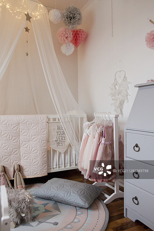 迷人的孩子卧室，粉红色和灰色图片素材