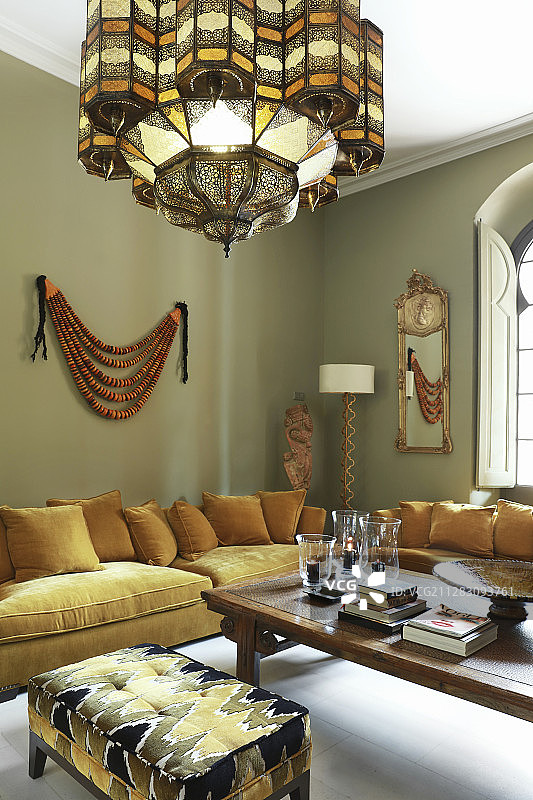 沙发与散垫休息室与绿色墙壁图片素材