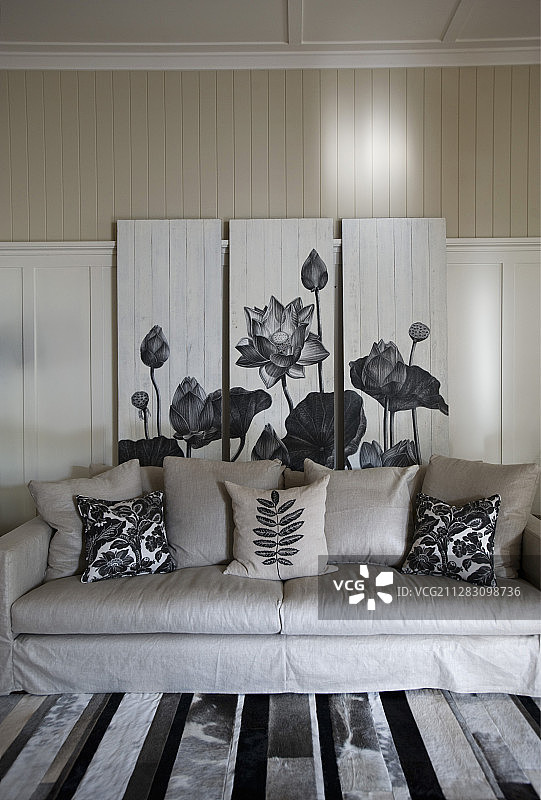 客厅沙发后面的花卉三联画，色调为灰色图片素材