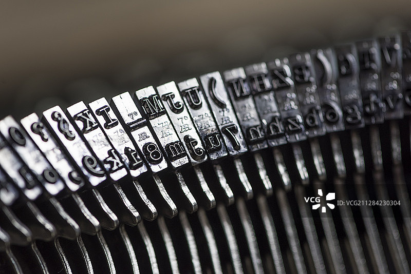 一个老式机械打字机里的打字杆的特写图片素材