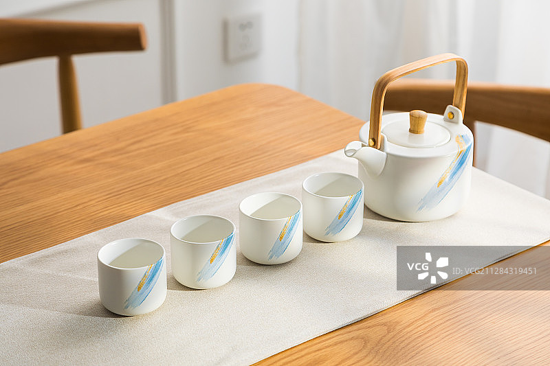 陶瓷茶壶套装图片素材
