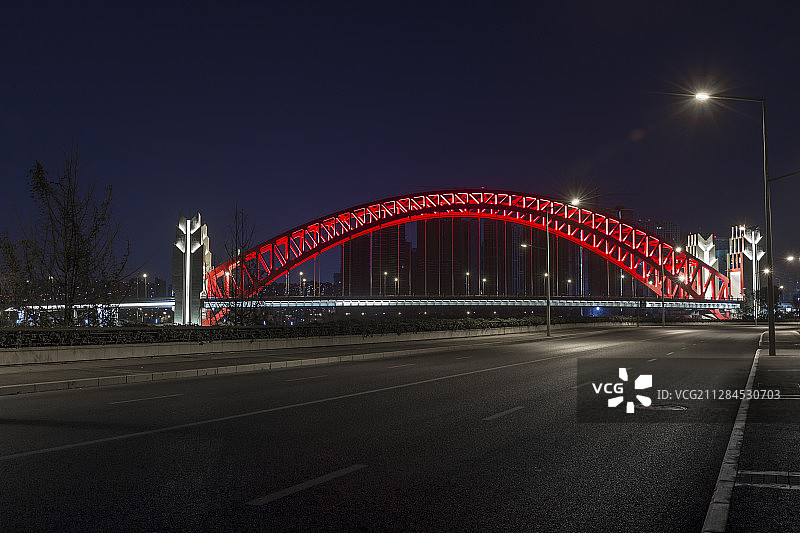 红色钢铁大桥下的道路图片素材