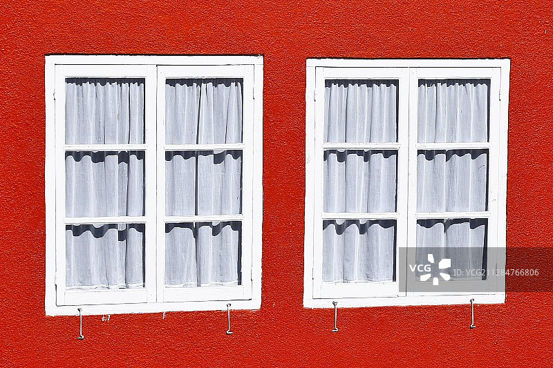 西班牙奥维耶多的两扇红墙窗户图片素材