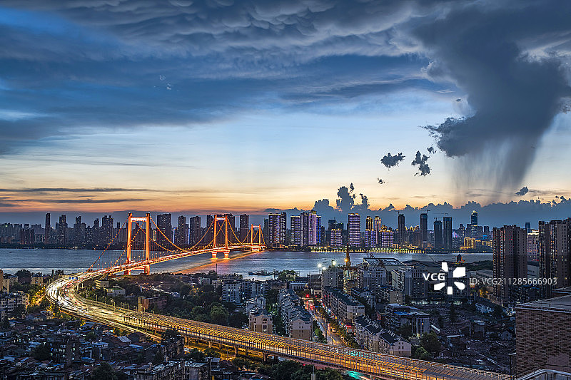 湖北武汉鹦鹉洲大桥乳状云云幡城市夜景图片素材