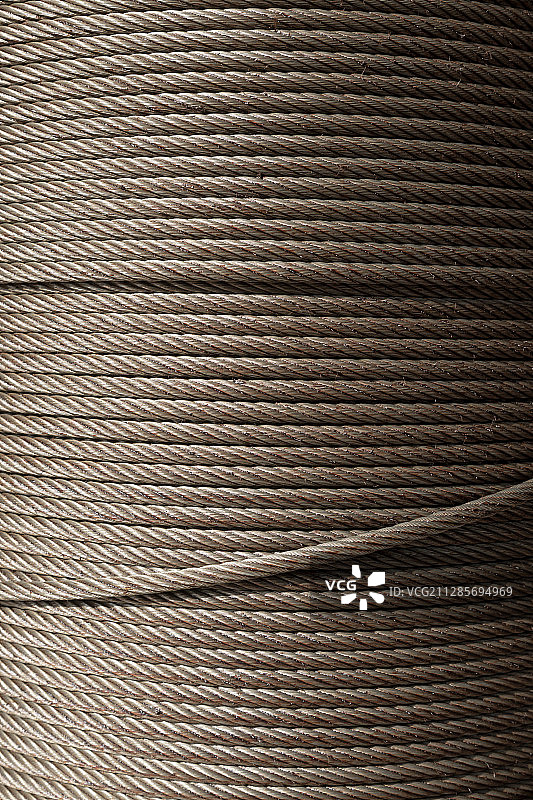 紧密缠绕排列的钢丝缆绳图片素材