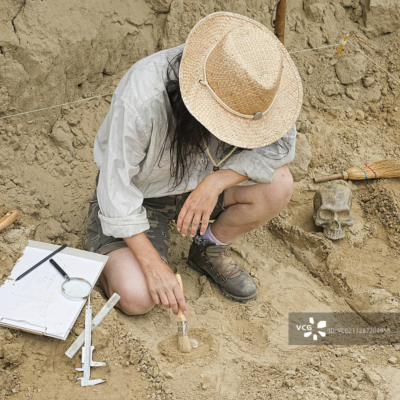 考古学家正在挖掘一枚硬币图片素材