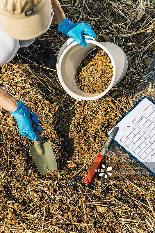 土壤科学家采集土壤样本图片素材