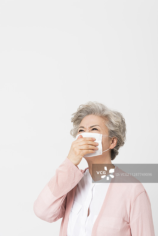 摄影的妇女与污染口罩掩盖嘴与手皱图片素材