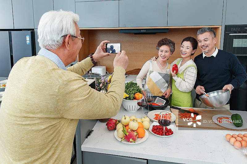 做饭的中老年人照相图片素材