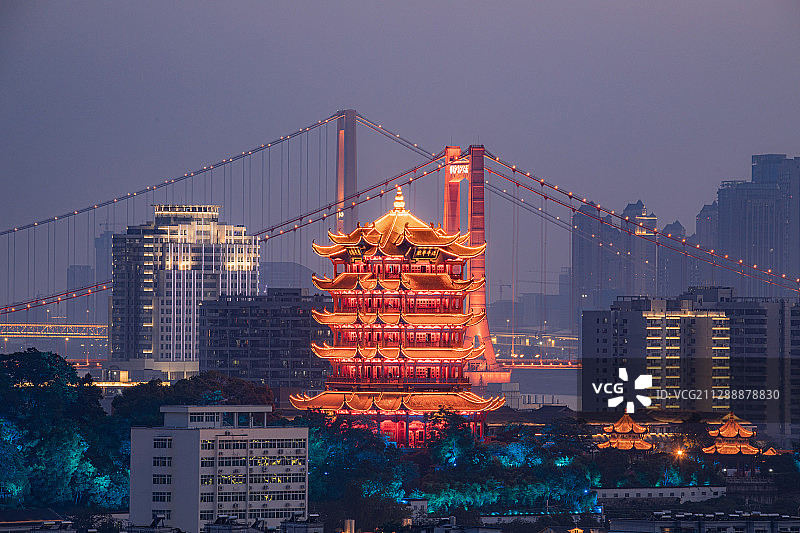 武汉黄鹤楼与鹦鹉洲大桥和杨泗港大桥夜景图片素材