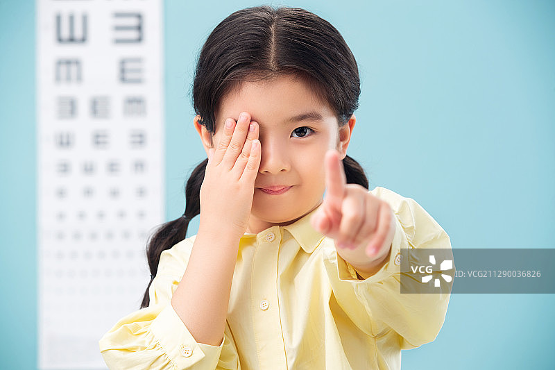 小女孩测视力图片素材