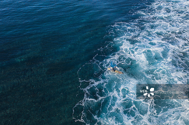 航拍海洋上的滑板冲浪运动和划船图片素材