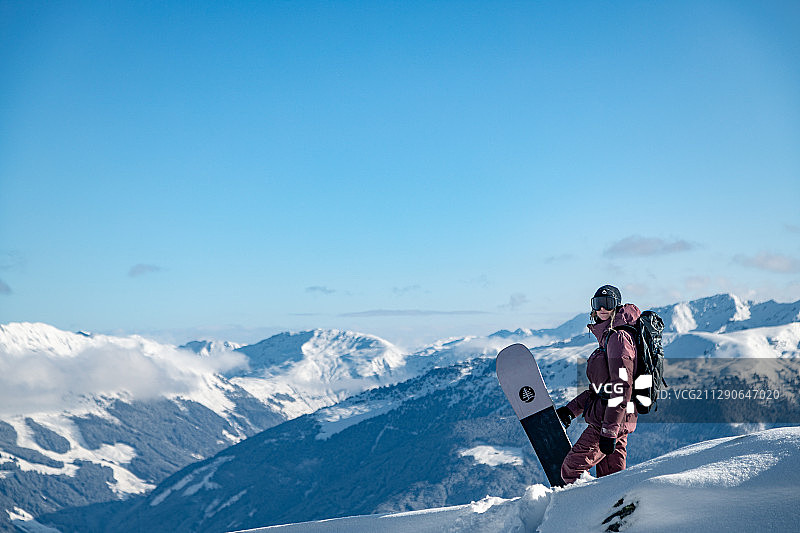 生活方式照片的滑雪者俯瞰山脉在奥地利图片素材