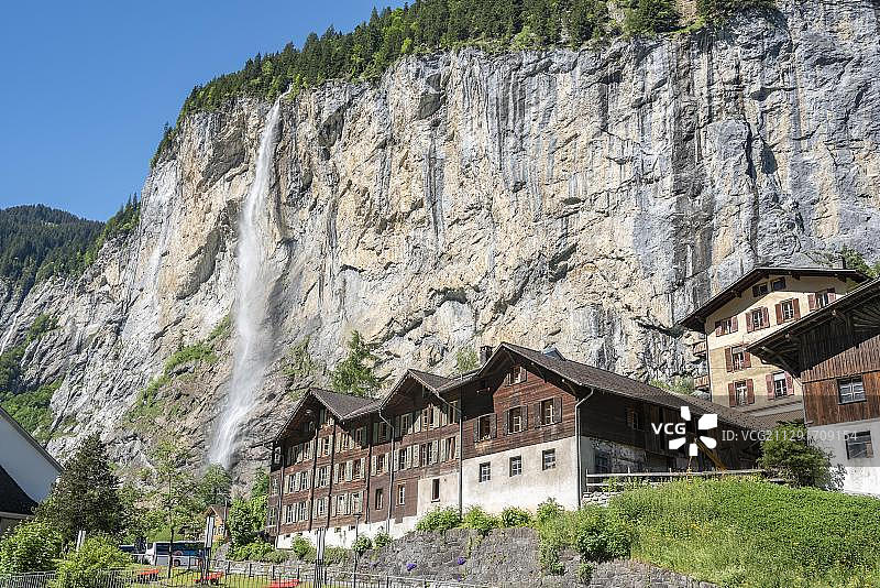 岩石面与斯陶巴赫瀑布，Lauterbrunnen, Bernese Oberland，瑞士，欧洲图片素材