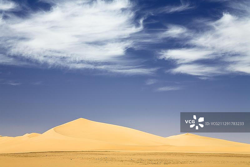 乌云和沙丘在利比亚沙漠，撒哈拉，利比亚，北非，非洲图片素材
