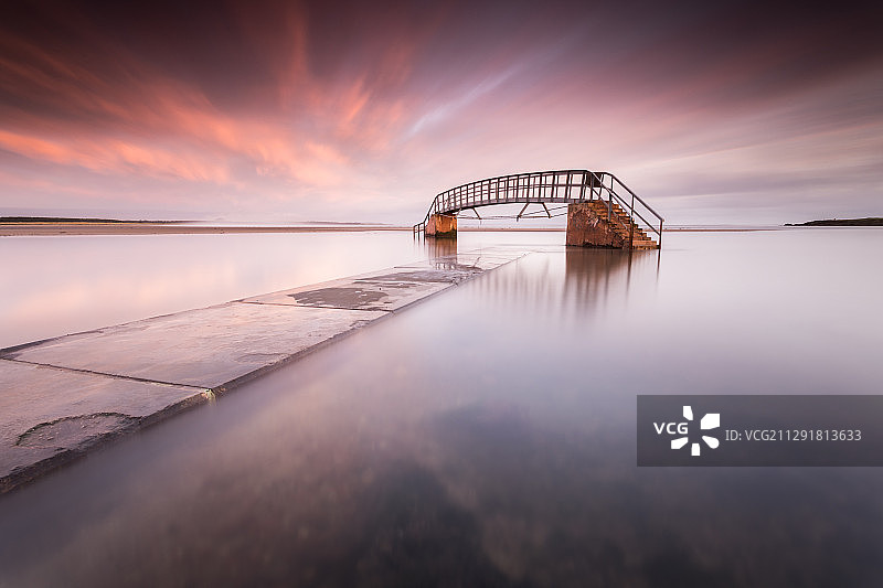 英国苏格兰邓巴被水淹没的海滩上的桥图片素材