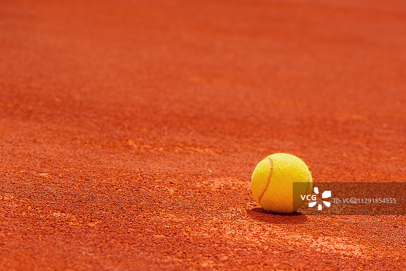塞尔维亚诺维萨德红土场上的网球图片素材
