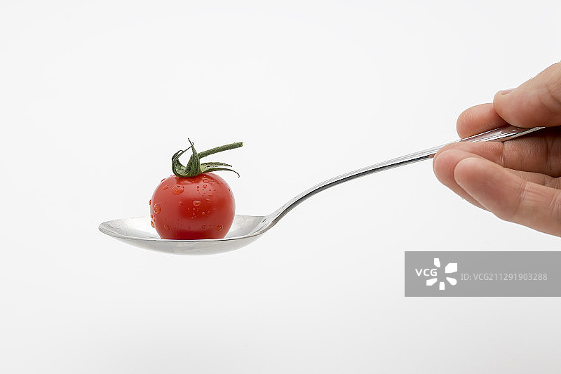 西班牙穆尔西亚，勺子上的樱桃番茄图片素材