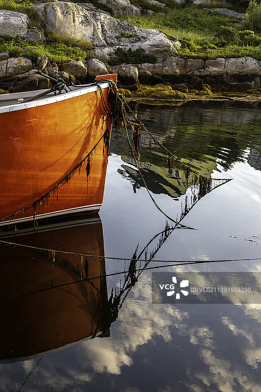 近距离观看停泊的船反映在水，切斯特，加拿大图片素材