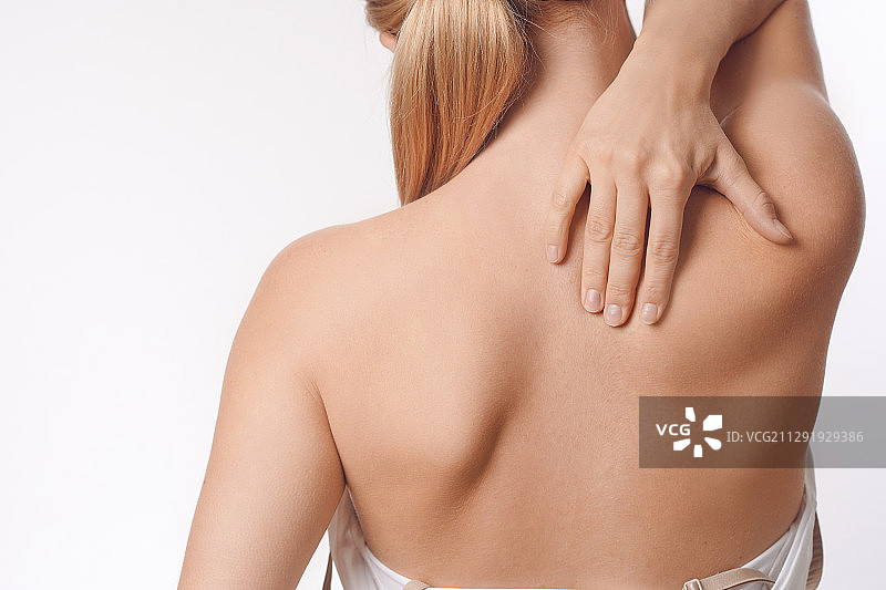 女性背部疼痛的回顾图片素材