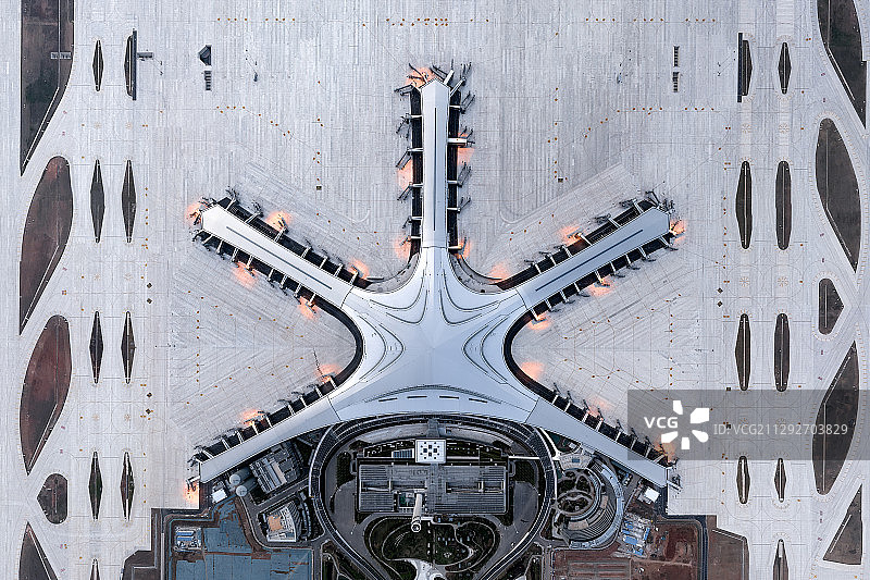华灯初亮的青岛胶东国际机场图片素材