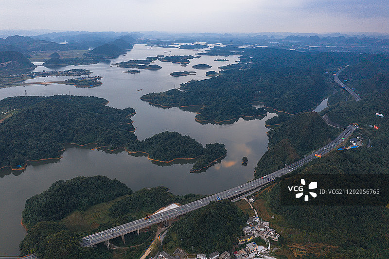 航拍湖中的大桥和山丘森林图片素材