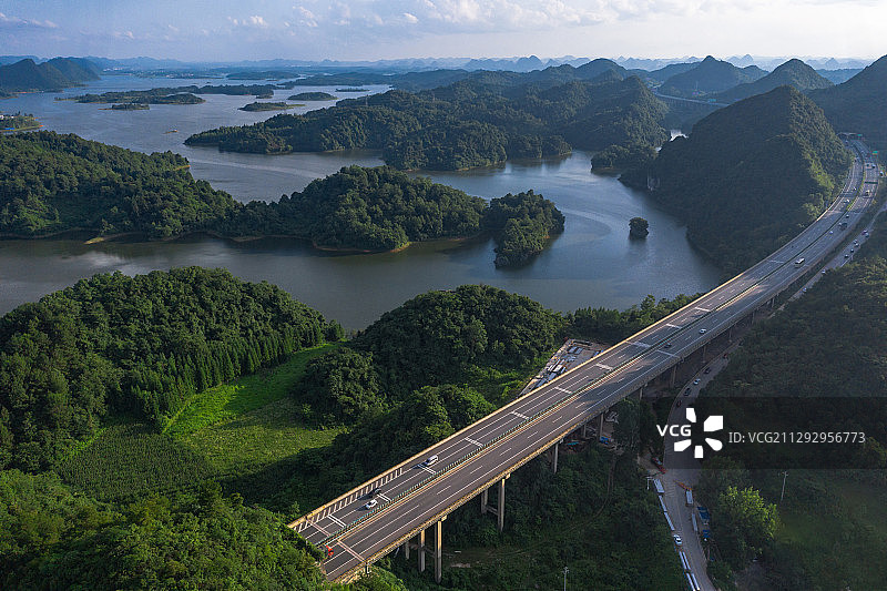航拍湖中的大桥和山丘森林图片素材
