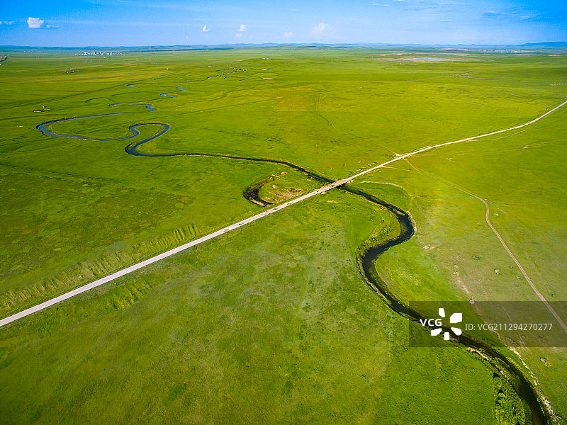 航拍草原上蜿蜒的九曲河流图片素材