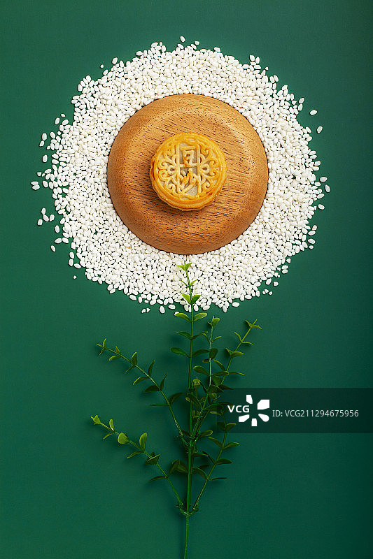 用糯米拼成的圆形花朵和中秋月饼图片素材