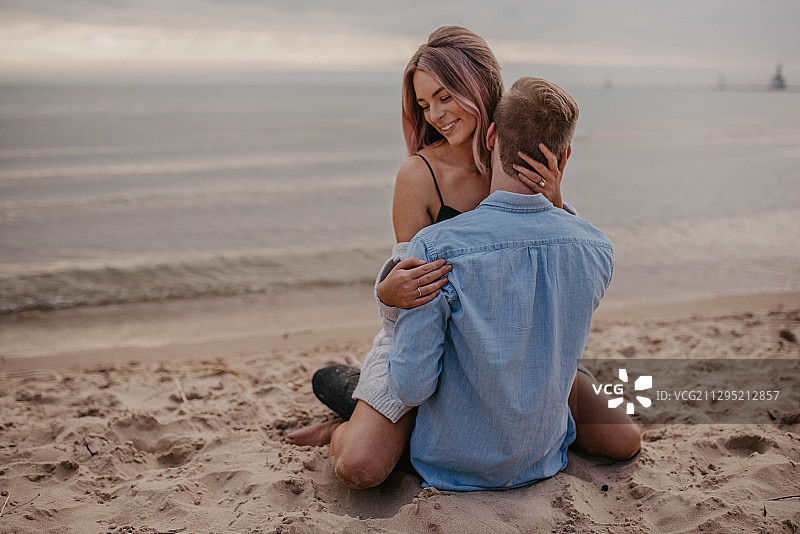 情侣在海滩上浪漫，科菲维尔，美国图片素材