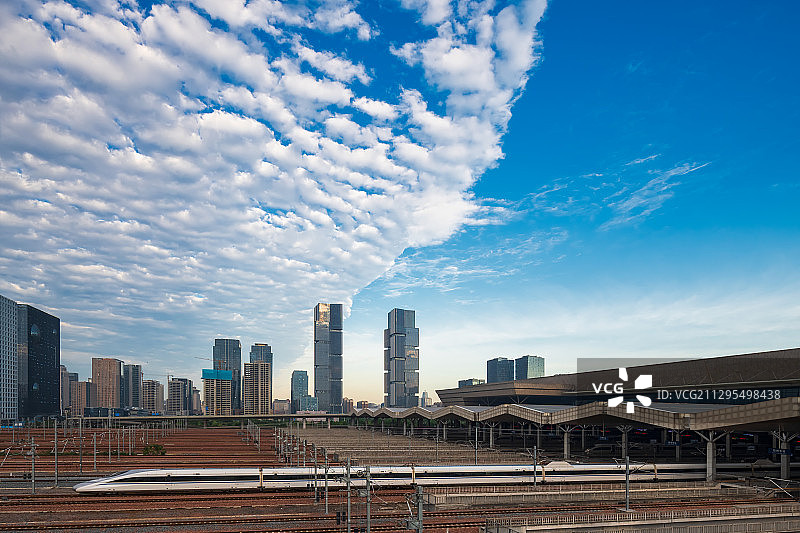 高铁列车与郑州东高铁站蓝天白云户外风光高视角图片素材