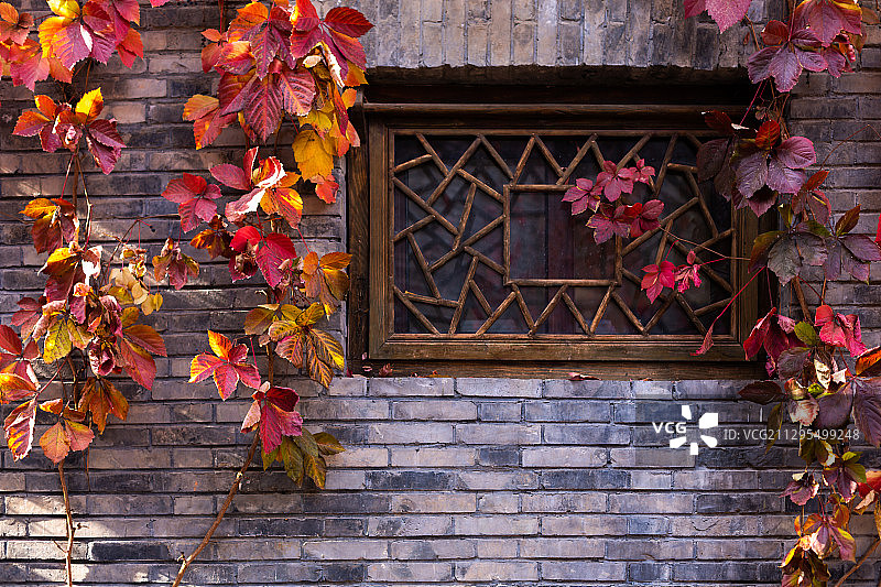 2018年11月10日，北京密云古北水镇，窗边红叶。图片素材