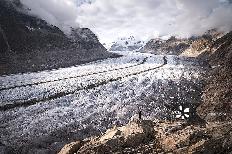 巨大的阿莱奇冰川-阿尔卑斯山，微小的人类图片素材