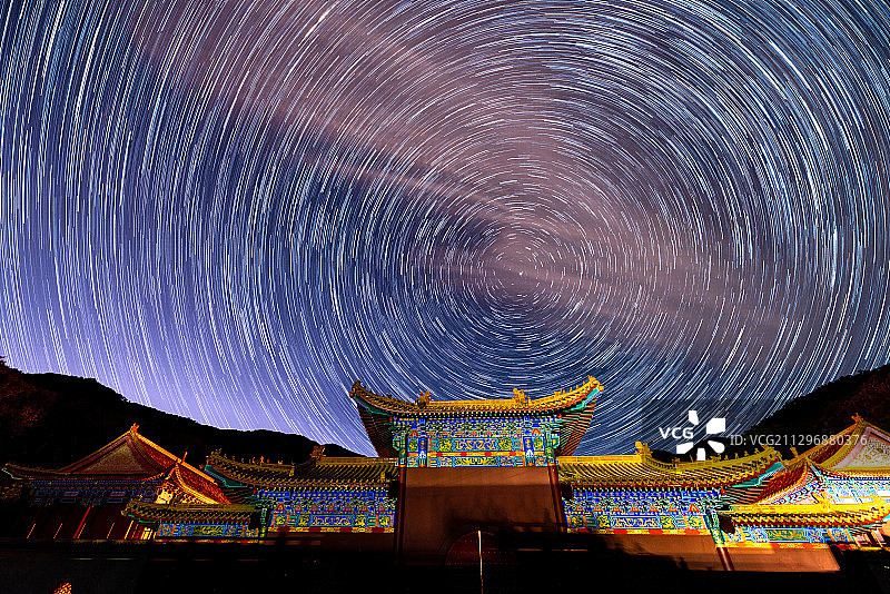 夏天中国吉林弥勒寺上空的星轨图片素材