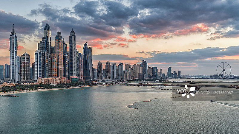 阿拉伯联合酋长国迪拜多云天空下的城市建筑鸟瞰图图片素材