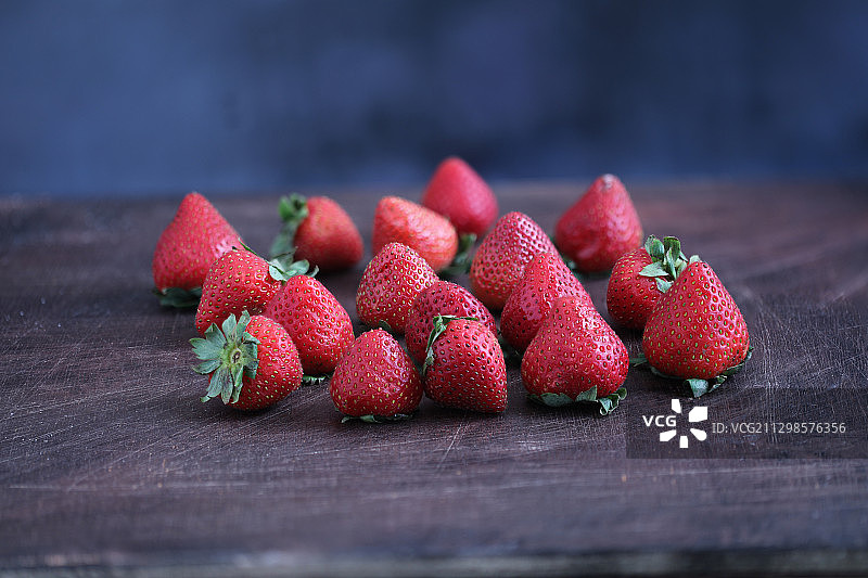 桌子上的草莓的特写图片素材