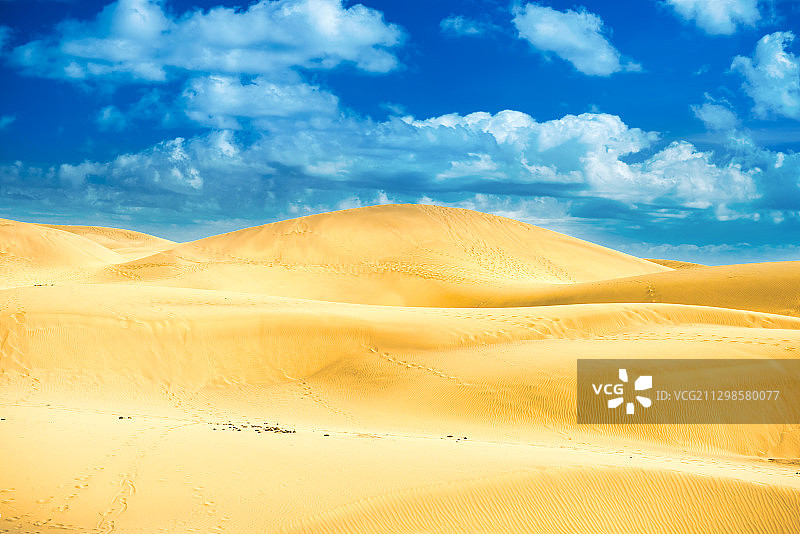 天空映衬下的沙漠风景图片素材