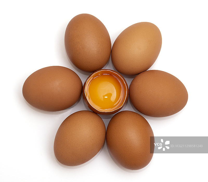 特写鸡蛋对白色的背景图片素材