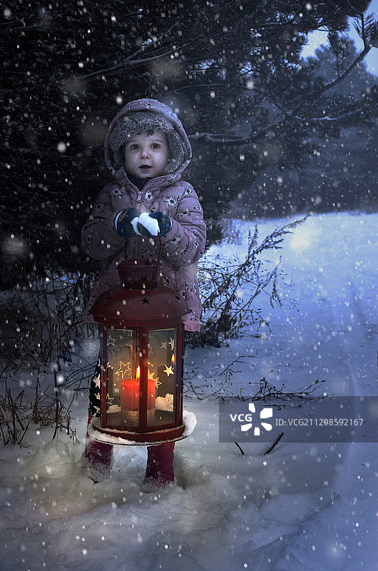 在冬天的雪中拿着灯笼的女孩图片素材