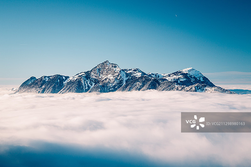 白雪皑皑的高山映衬着蓝天图片素材