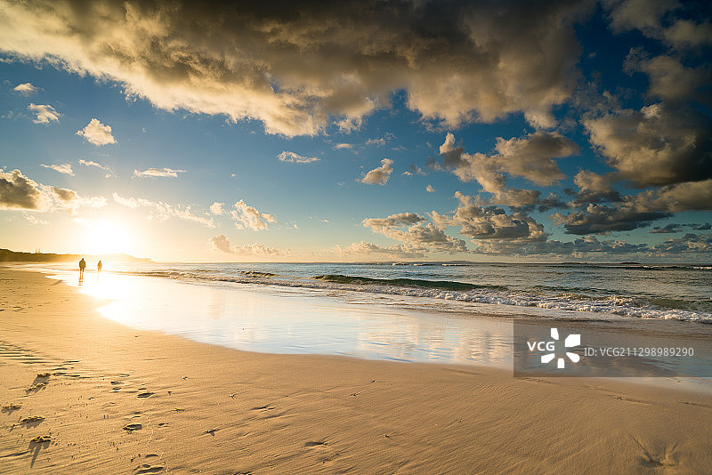 日落时分，澳大利亚麦克利岛海滩的风景图片素材