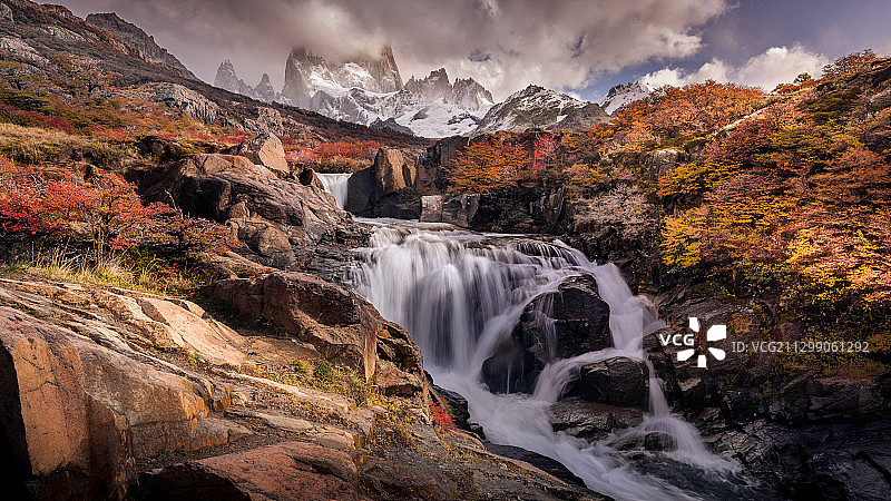 秋天，阿根廷El Calafate，天空下的瀑布风景图片素材
