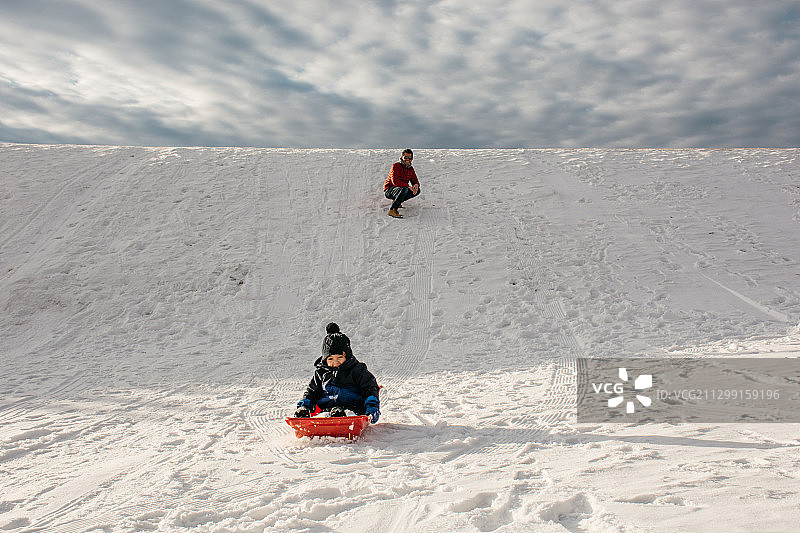 父子在雪地上滑雪，加拿大卡尔加里图片素材