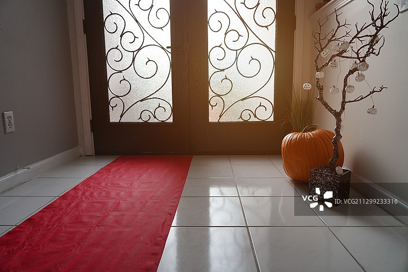 室内万圣节装饰有红色走廊走廊，南瓜和灯笼图片素材