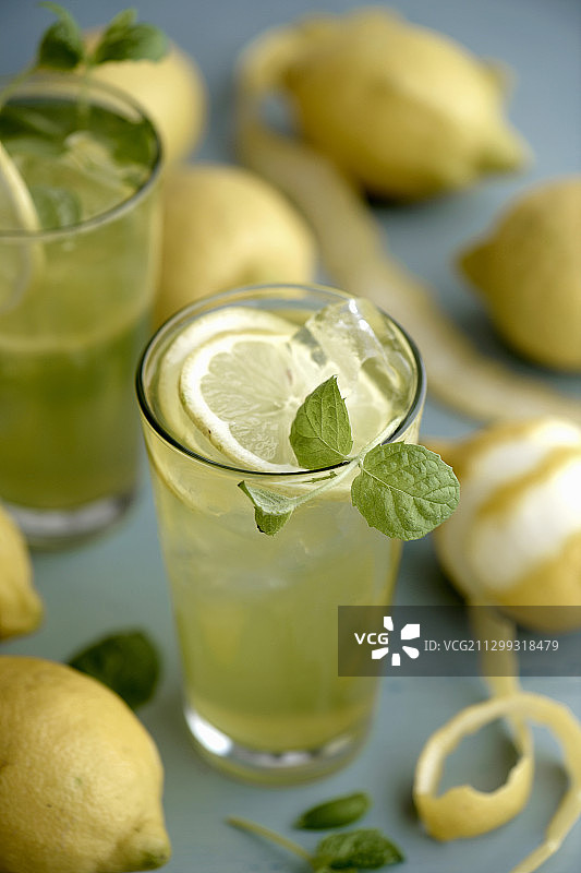克里特岛的柠檬水配茴香和茴香酒图片素材