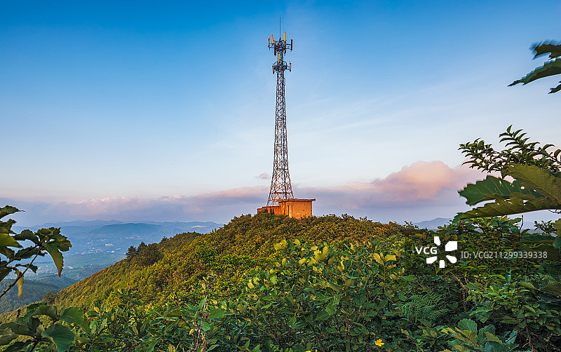 云南东部曲靖市高原山区的4G、5G移动信号基站图片素材
