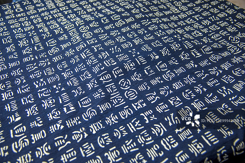 贵州省贵阳青岩古镇民俗陈列馆的蜡染桌布图片素材