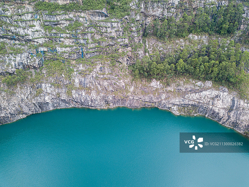 广州碧绿的矿湖湖水森林图片素材