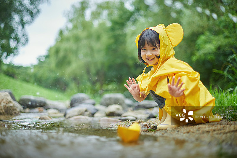 孩子，女孩，下雨，天气，大雨，雨衣，玩水，可爱图片素材